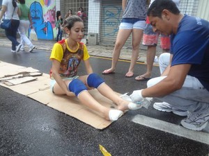Estudante paga promessa de joelhos durante a Trasladação, neste sábado (11), em Belém. (Foto: Samara Miranda/G1)