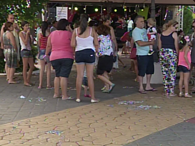 Famílias curtiram shows de carnaval no Centro de Itapeva (Foto: Reprodução/TV TEM)