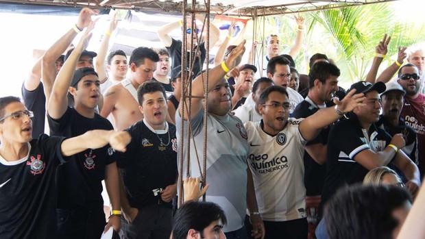 Torcida do Corinthians em João Pessoa se reúne para assistir a estreia do time no Mundial (Foto: Larissa Keren / Globoesporte.com/pb)