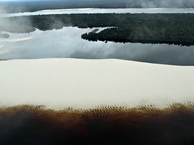 Bancos de areia se formaram em vários trechos do rio (Foto: Suelen Gonçalves/G1 AM)