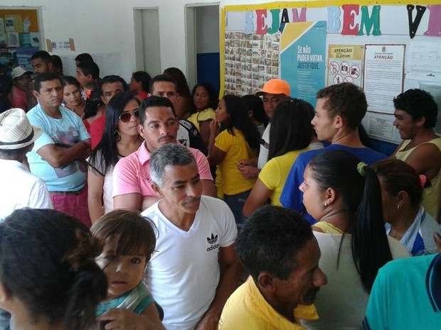 Há filas na Escola Professora Alice Soares, em João Câmara, RN