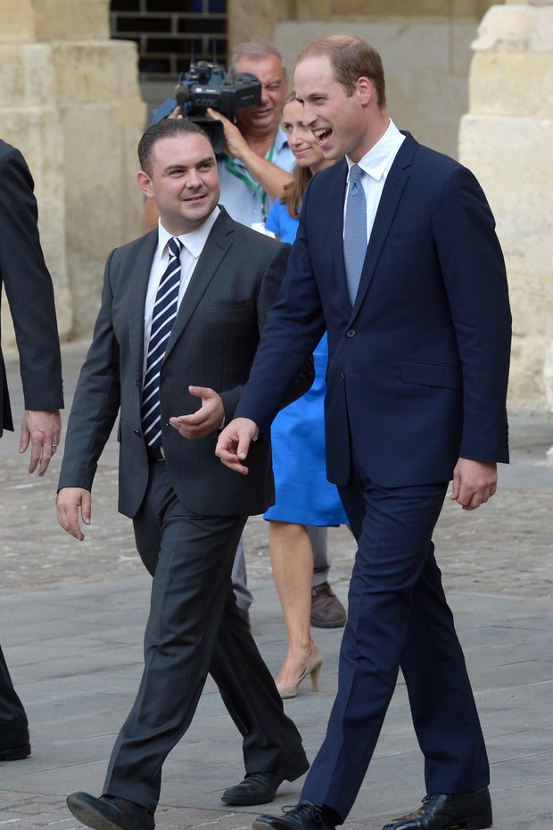 Owen Bonnici, Primeiro MInistro da Justiça de Malta, e Príncipe William (Foto: AFP/ Agência)