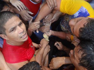 Após a procissão, fiéis disputam um pedaço da corda. (Foto: Gustavo Pêna/ G1 PA)