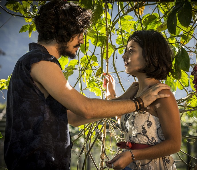 Miguel fica surpreso ao descobrir que Santo e Tereza viveram um romance (Foto: Inácio Moraes/ Gshow)