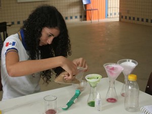 Foram várias tentativas até a aluna desenvolver gel natural para cabelos crespos e cacheados (Foto: Assessoria/José Demétrio)