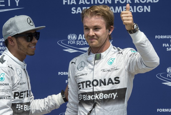 Lewis Hamilton cumprimenta Nico Rosberg após treino classificatório do GP do Canadá (Foto: AP)