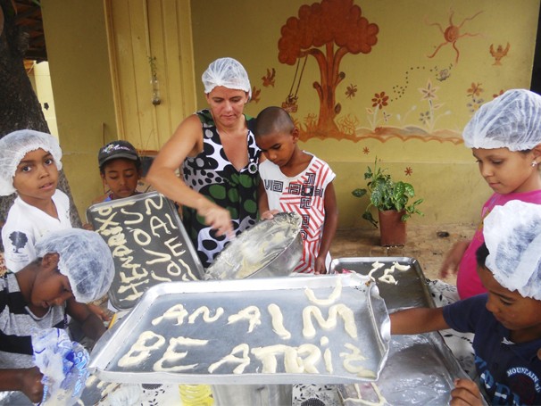 Alunos durante o preparo do biscoito escrevido (Foto: Divulgação/ Ser Criança)