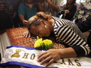 Mãe da Miss Honduras chora morte da filha no velório realizado nesta quinta-feira (20). Quatro estão presos por envolvimento na morte (Foto: Jorge Cabrera/Reuters)