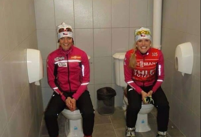 atletas testam banheiros coletivos em sochi (Foto: Reprodução )