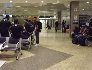 Jogadores da Ponte esperam por voo em Viracopos (Foto: Thiago Toledo/ PontePress)