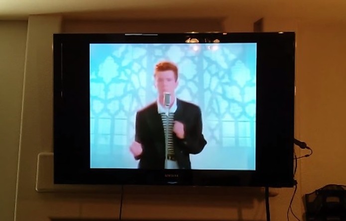 Rickmote invadindo TV com Chromecast para exibir clipe de Rick Astley (Foto: Divulgação)