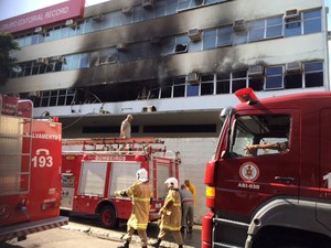 Apenas o 1º andar do prédio foi atingido pelo fogo (Foto: Janaína Carvalho/G1)