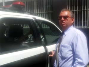 O delegado Devanir Dutra, da Homicídios, deixa a delegacia em Campinas (Foto: Marcello Carvalho/G1)