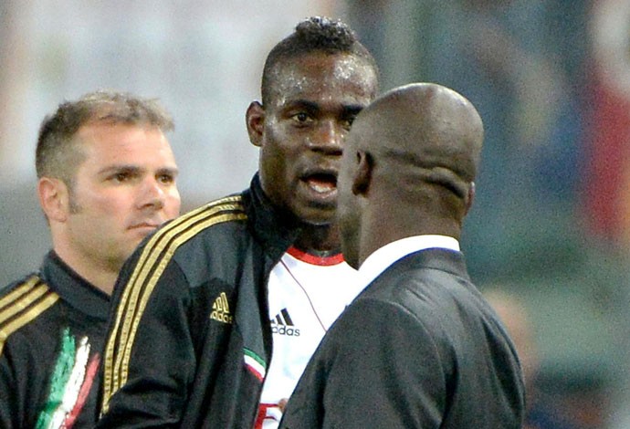 Balotelli discute com Seedorf, Roma x Milan (Foto: EFE)