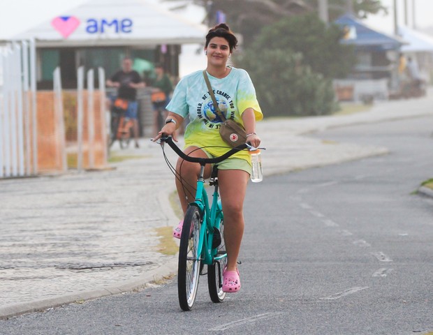 Giulia Costa pedala na Barra da Tijuca, Zona Oeste do Rio (Foto: Fabricio Pioyani/AgNews)