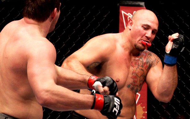 Shawn Jordan leva golpe de Mitrine UFC China (Foto: Getty Images)