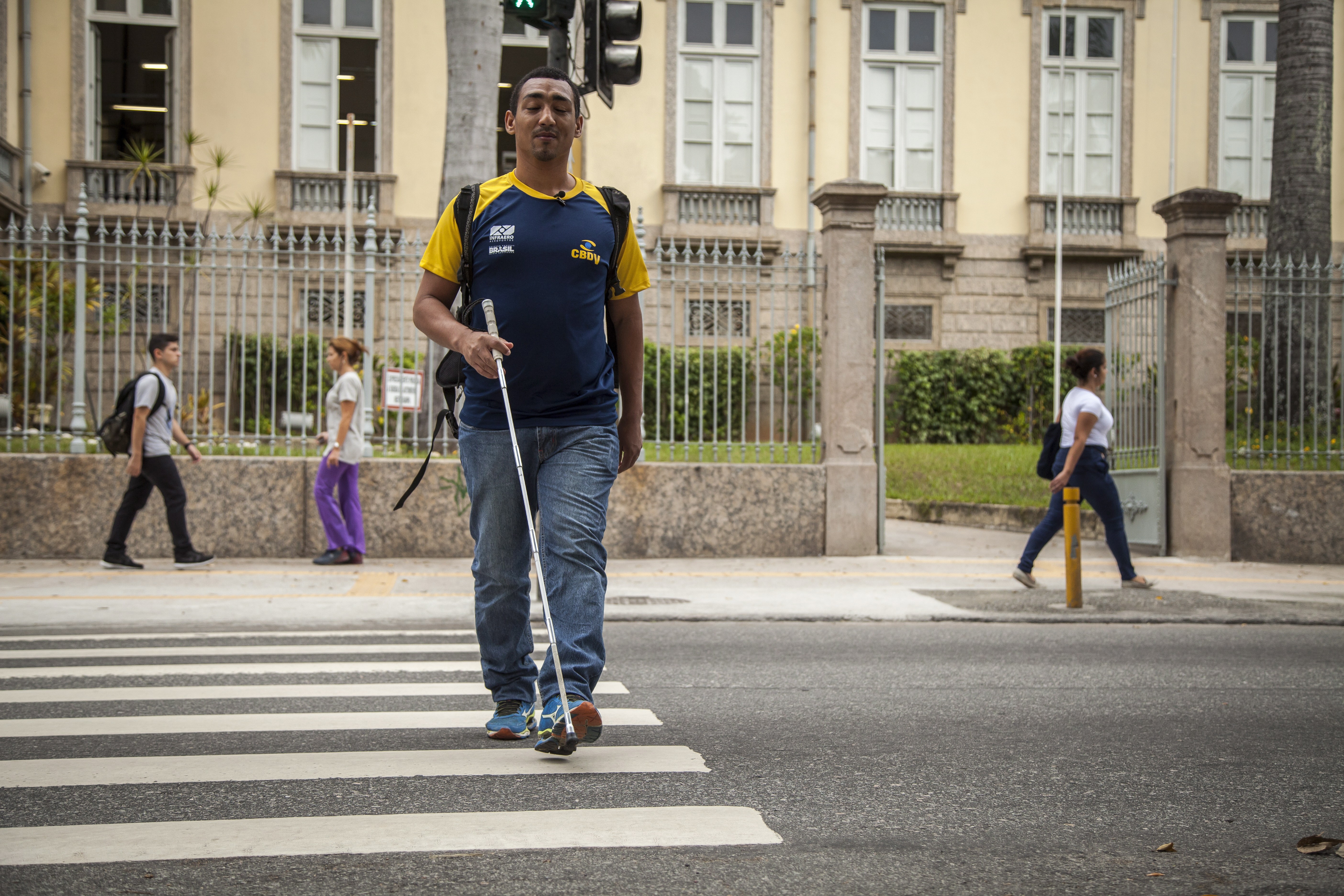 O deficiente visual Alessandro Lago, que fez teste de acessibilidade na semana passada, no Rio