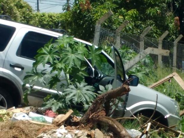 Dupla bateu carro furtado contra alambrado, em Americana (Foto: Rodrigo Cândido Ribeiro)