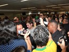 Zac Efron causa tumulto em aeroporto ao desembarcar no Brasil