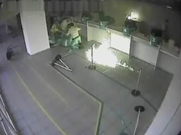 Imagem mostra momento em que seguranças conseguem conter homem (Foto: Reprodução/TV Tem)