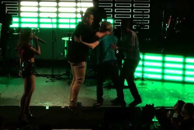 Fã invade palco durante ensaio do Babado Novo na quadra do Salgueiro (Foto: Léo Martinez/EGO)