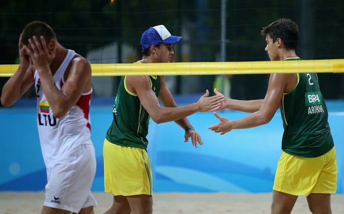 George Wanderdey e Arthur Lanci vencem lituanos nos Jogos da Juventude (Foto: Divulgação / FIVB)