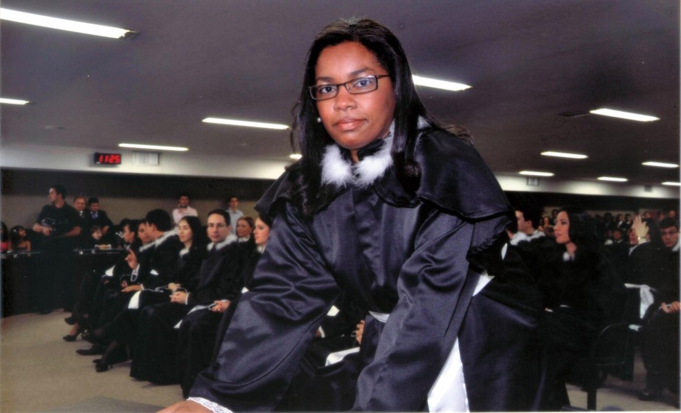 Adriana durante a posse como juíza de direito: livro para incentivar outras pessoas (Foto: Arquivo pessoal)