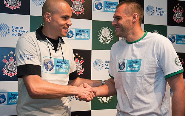 Julio Cesar e Deola na coletiva Jogando pelo Meio Ambiente (Foto: Renato Cury / Globoesporte.com) Julio Cesar e Deola na coletiva Jogando pelo Meio Ambiente (Foto: Renato Cury / Globoesporte.com)