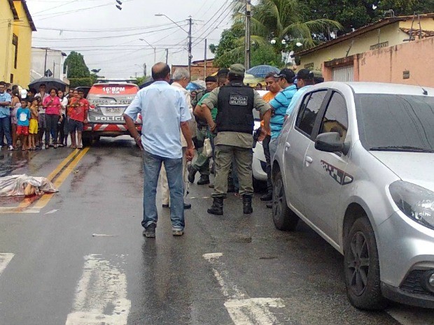 G1 Mulher é morta a tiros e filha é ferida na saída de escola em