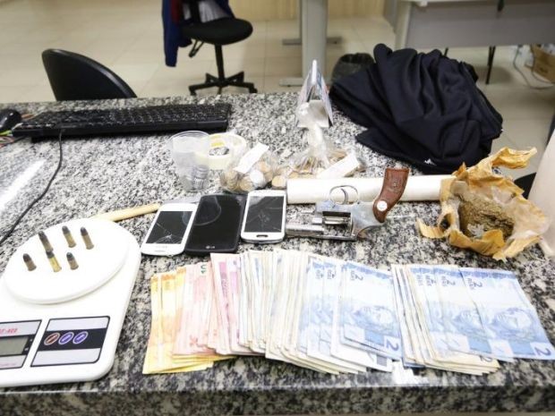 Jovens foram pegos contando dinheiro roubado (Foto: J. Serafim / Divulgação)