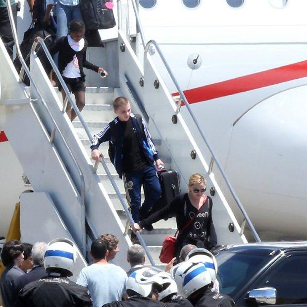 Madonna desembarca no Rio com os filhos, Rocco e Mercy James (Foto: Andre Freitas/Agnews)