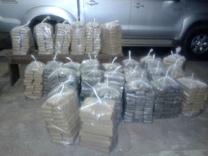 Drogas foram ensacadas para o transporte até Porto Velho, durante a madrugada desta quinta-feira (17). (Foto: Polícia Civil/Divulgação)