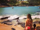 De biquíni, Ingrid Guimarães posa com a filha em praia