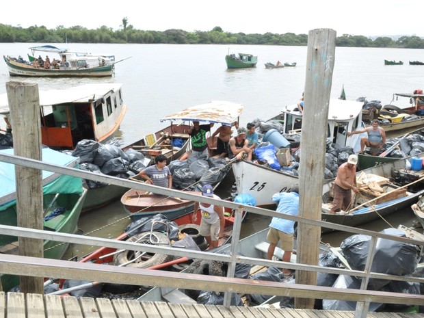 Lixo Delta do Jacuí pescadores RS (Foto: Adriana Pereira/Divulgação)