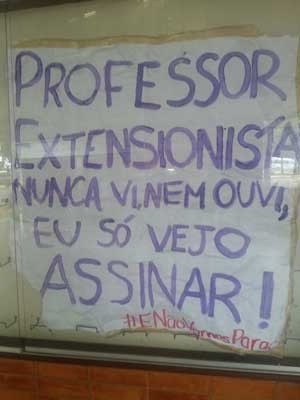 Faixa de alunos de direito da UnB reclama da falta de atividades de extensão (Foto: Raquel Morais/G1)