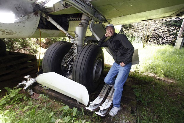 Bruce Campbell posa ao lado do trem de pouso do avião que transformou em sua casa (Foto: Steve Dipaola/Reuters)