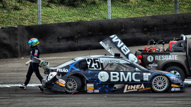 Tuka Rocha abandona prova da Stock Car no Velopark após acidente com Nonô Figueiredo (Foto: Miguel Costa Jr. / divulgação)