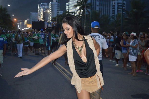 Jennifer de Paula em último ensaio da Rocinha na praia de São Conrado  (Foto: Divulgação)