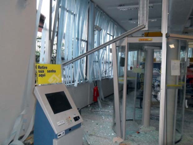 Criminosos conseguiram levar quantia, mas valor não foi divulgado (Foto: Polícia Militar) Criminosos conseguiram levar quantia, mas valor não foi divulgado (Foto: Polícia Militar)
