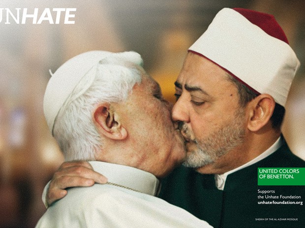 Papa Bento XVI aparentemente beijando o Imã do Cairo na boca em uma fotomontagem. (Foto: Divulgação)