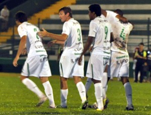 Jogadores da Chapecoense comemoram vitória sobre o São Mateus (Foto: Divulgação/Chapecoense.com)