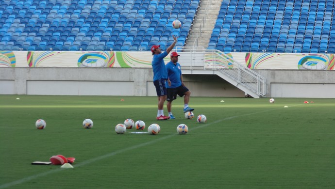 Roberto Fernandes - técnico do América-RN e Leandro Sena - auxliar técnico do América-RN (Foto: Carlos Cruz/GloboEsporte.com)