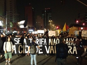 Às 18h40, a manifestação interditava a Avenida Faria Lima nos dois sentidos  (Foto: Julia Basso Viana/G1)