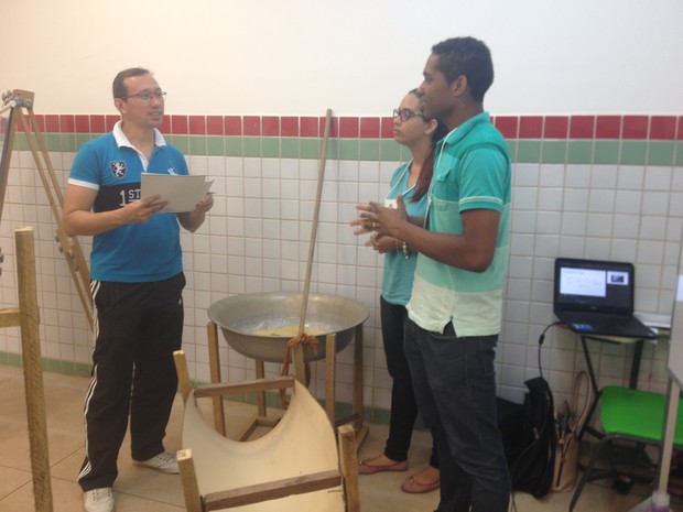 Bruna e Fabrício usaram a teoria matemática para explicar o processo de produção da farinha de mandioca (Foto: Cassio Albuquerque/G1)