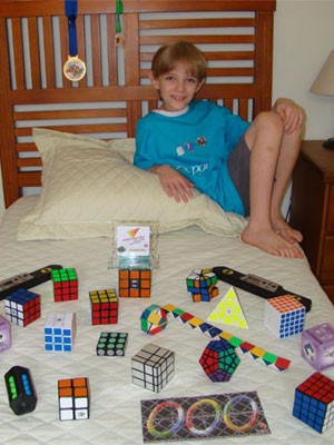 O menino Lucas Meng treina cubo mágico diariamente e participará de competição em Campinas (Foto: Renata Damaris Meng)