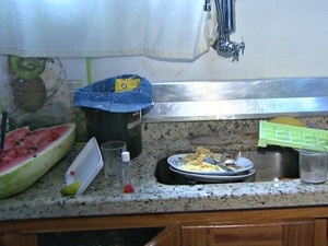 Suspeitos comeram enquanto estavam dentro da casa com a família  (Foto: Reprodução TV Acre)