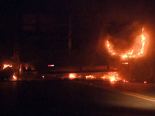 Caminhão em chamas na Rodovia Santos Dumont, em Campinas (Foto: Reprodução EPTV)