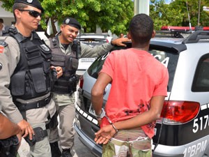 Homem foi suspeito na entrada da sua casa, no bairro de Mandacaru em João Pessoa (Foto: Walter Paparazzo/G1)