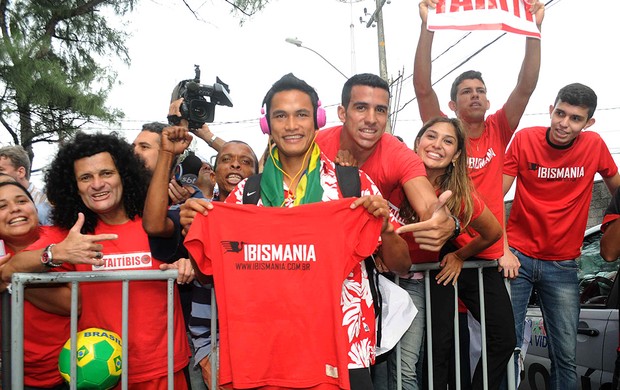 jogador torcida Taiti  (Foto: Aldo Carneiro / Pernambuco Press)