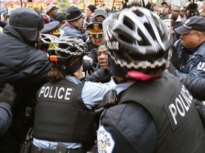 Policiais detém um manifestante em protesto que pedia a renúncia do prefeito de Chicago, Rahm Emanuel, na quinta (24) (Foto: AP Photo/Charles Rex Arbogast)
